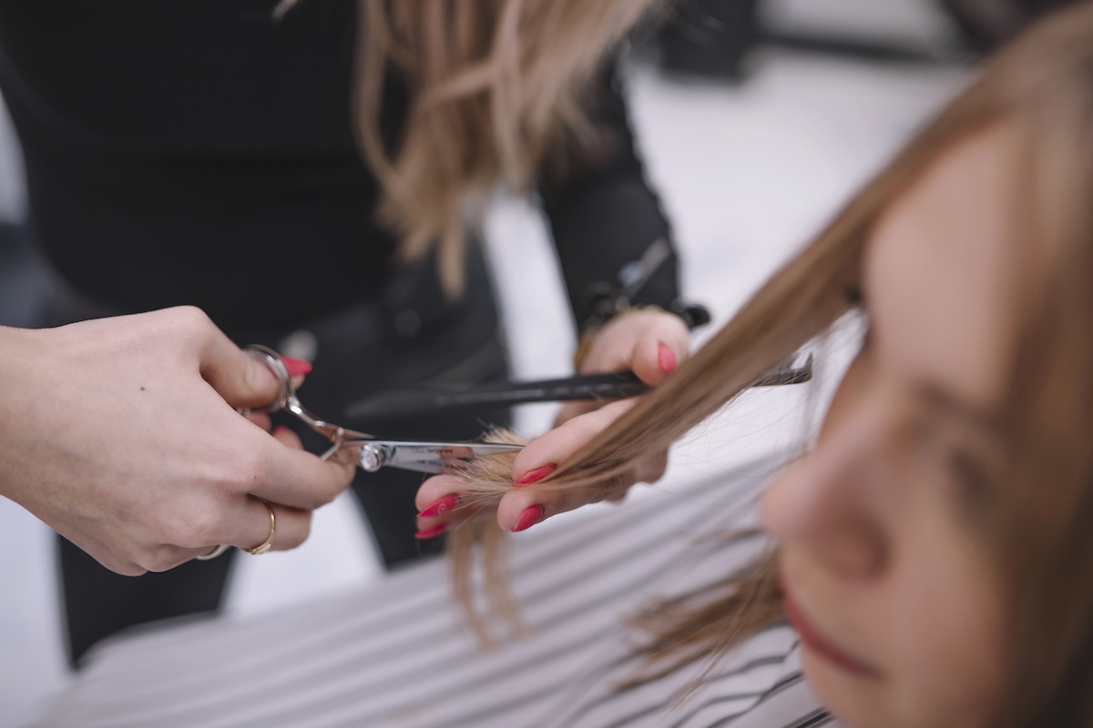 Rüyada Saç Kesmek: Değişim mi, Kayıp mı?